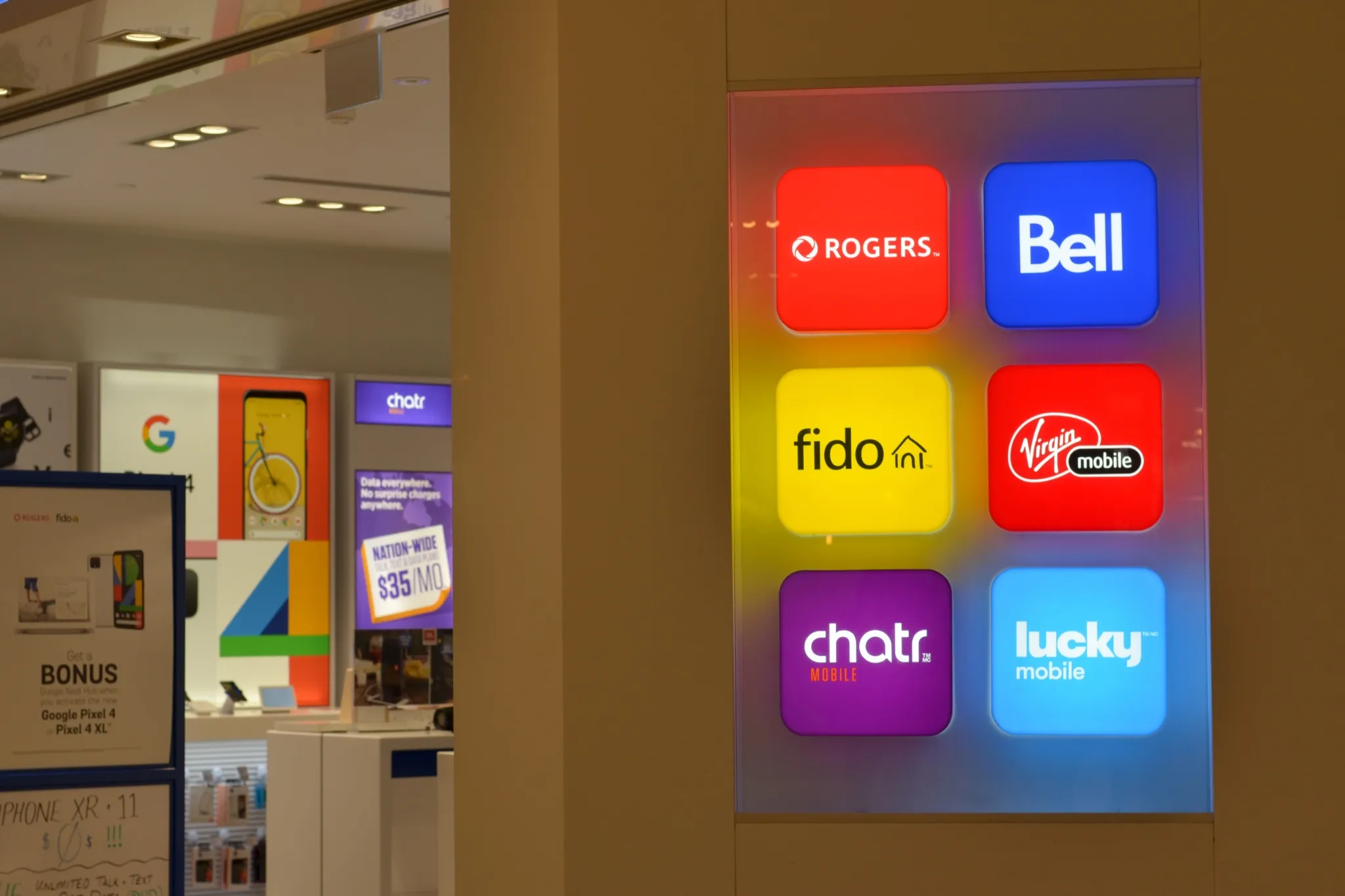 Canadians can now switch phone plans without paying early exit fees