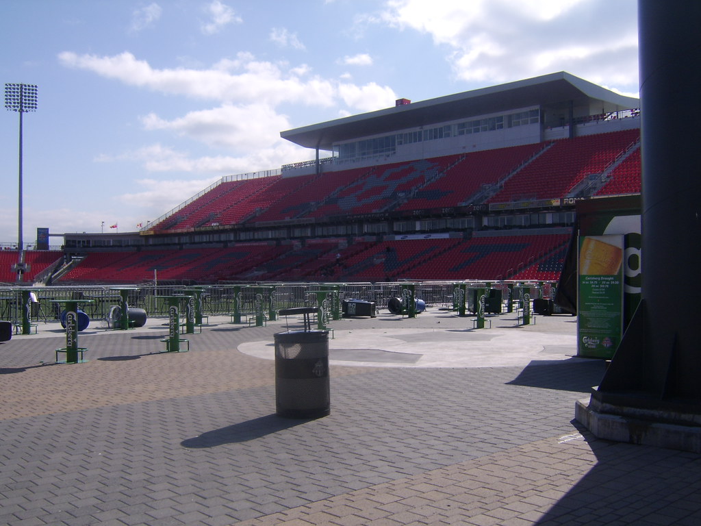 World Cup trophy prop deflates during Toronto opening ceremony