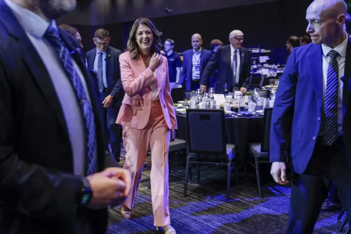 Alberta premier warns First Nations of law enforcement over separation protests