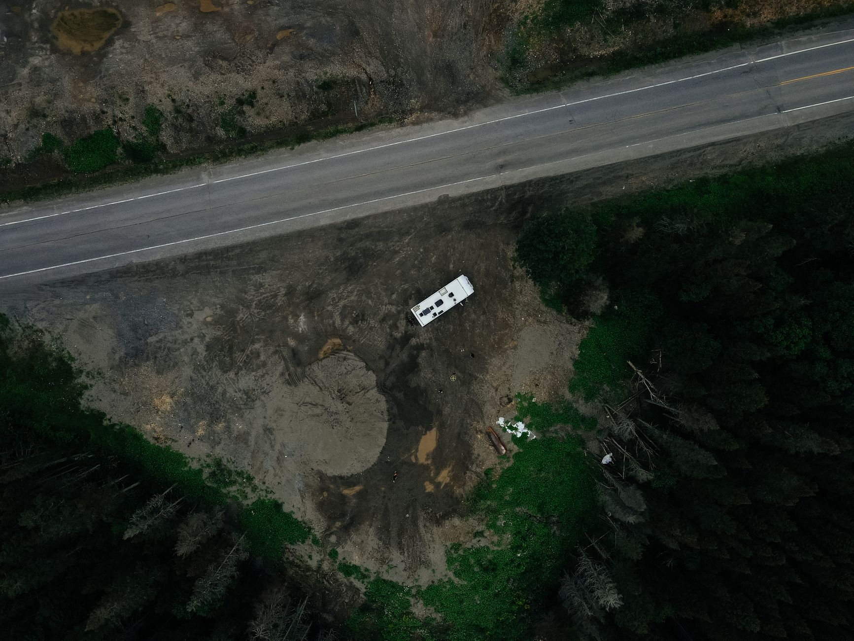 Motorhome crashes onto active runway at Abbotsford airport