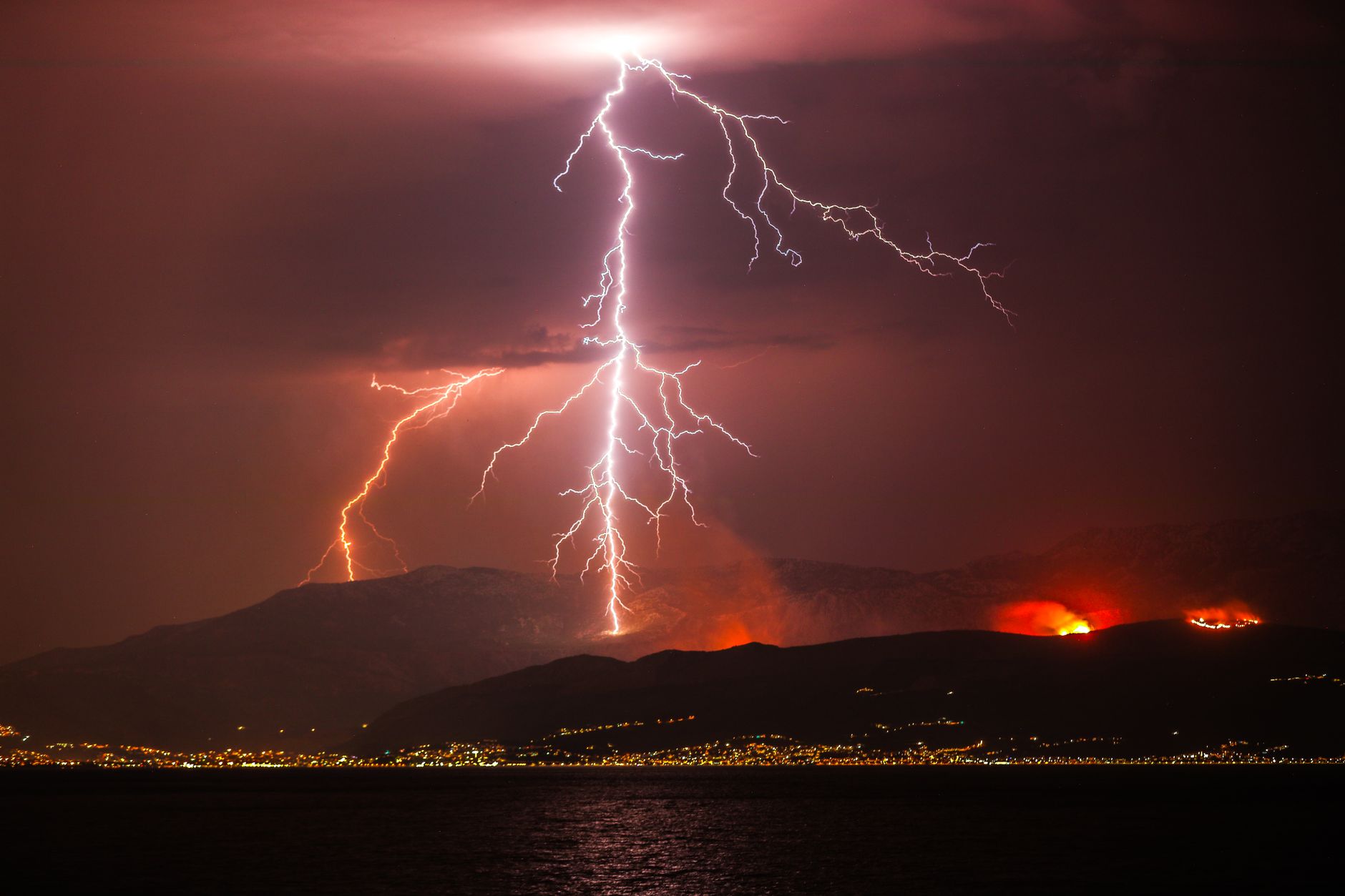 Ontario wildfires force evacuations of 12+ communities; Thunder Bay fills hotels as smoke spreads