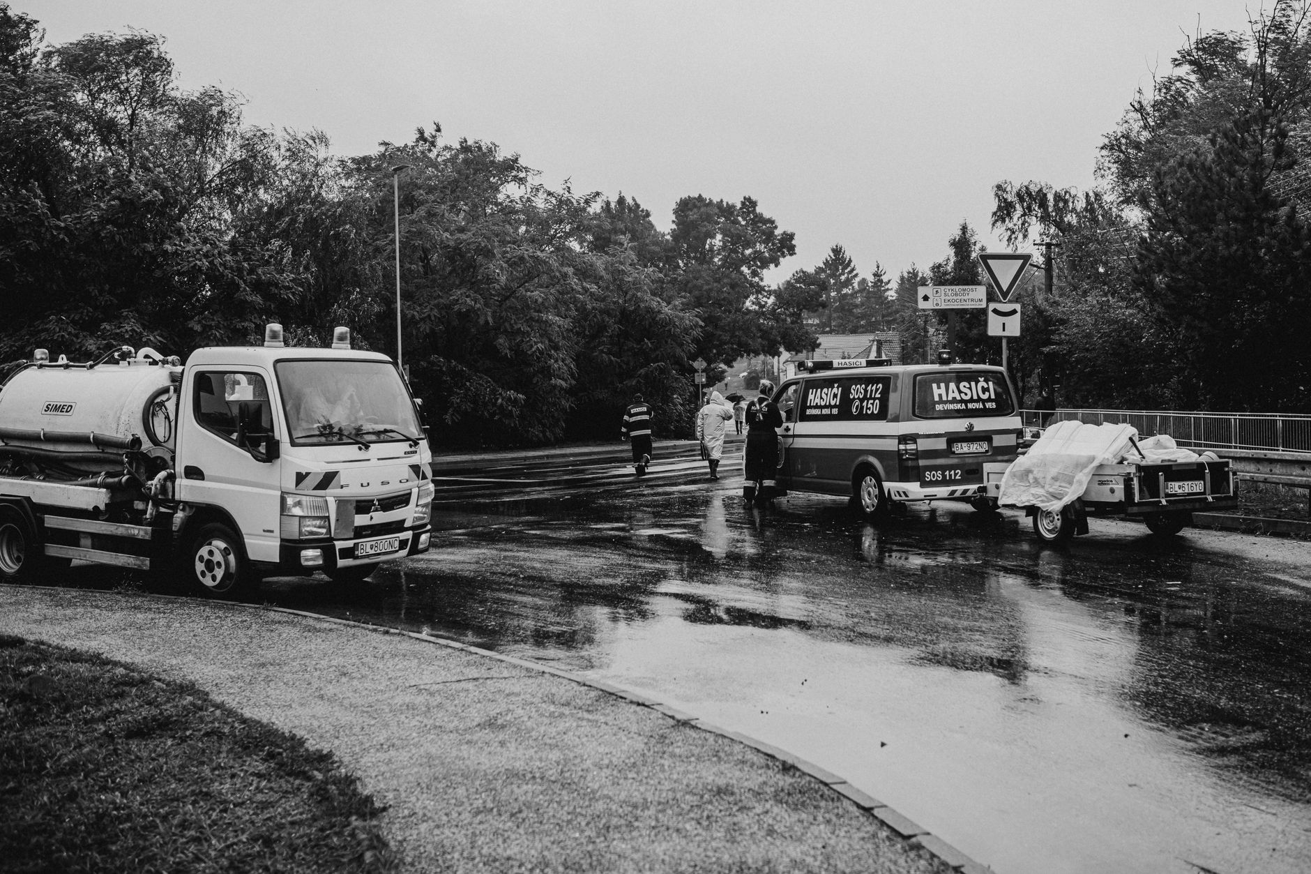 Shots fired between vehicles on Merivale Road injure one person