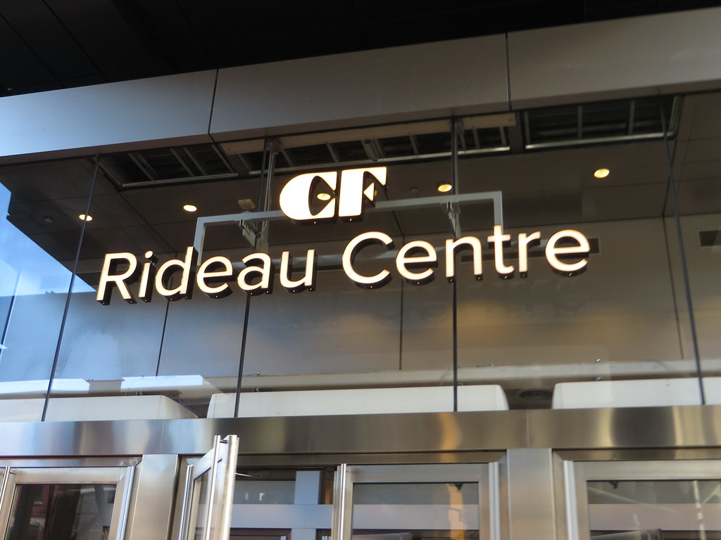 18-year-old arrested with replica gun and knife at Rideau Centre