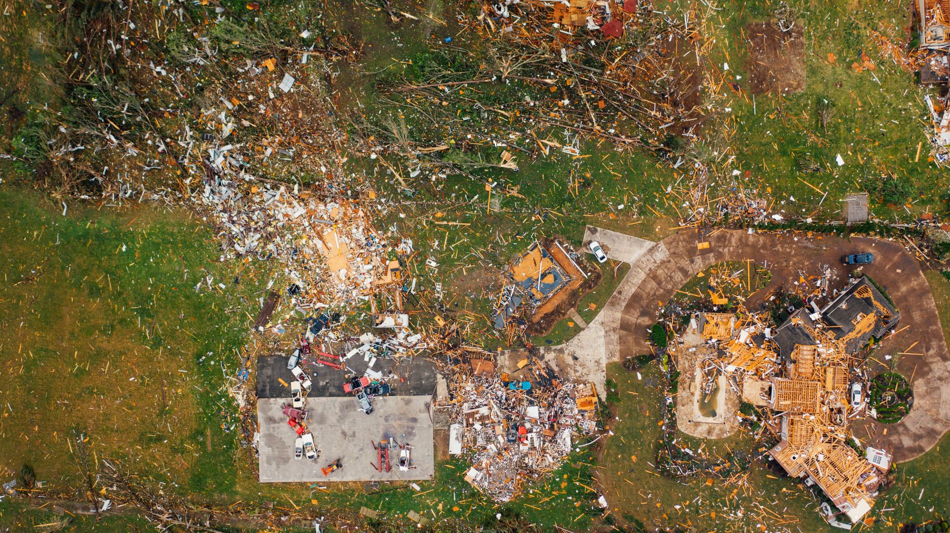 Tornado rips through northwestern Alberta village