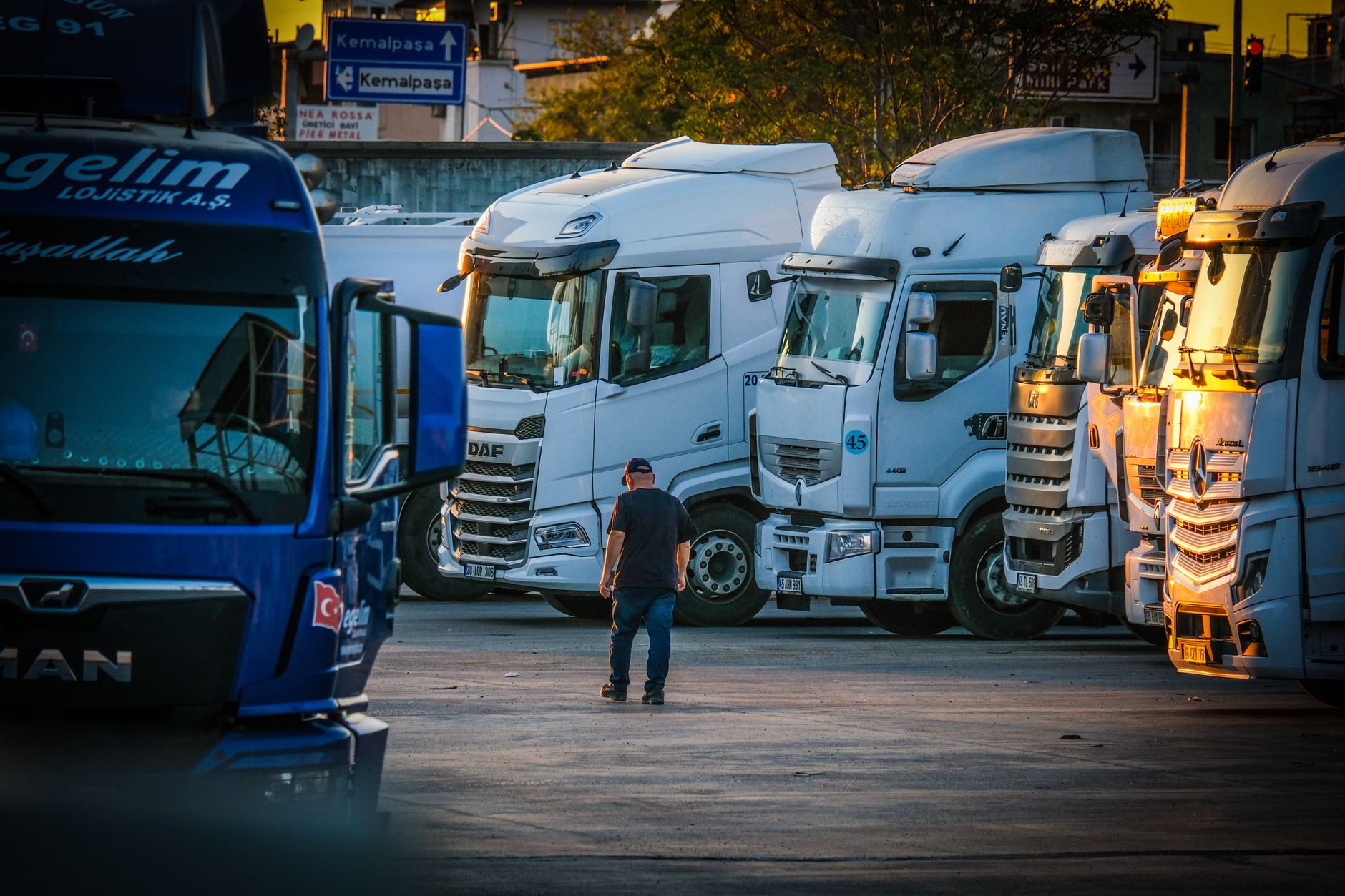 Ontario truck drivers with less than 2 years' experience must now pass Quebec exams