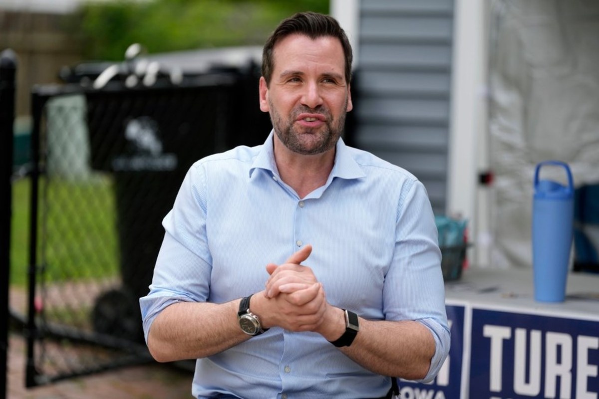 Iowa Democrats pick Senate nominee to challenge GOP's Joni Ernst