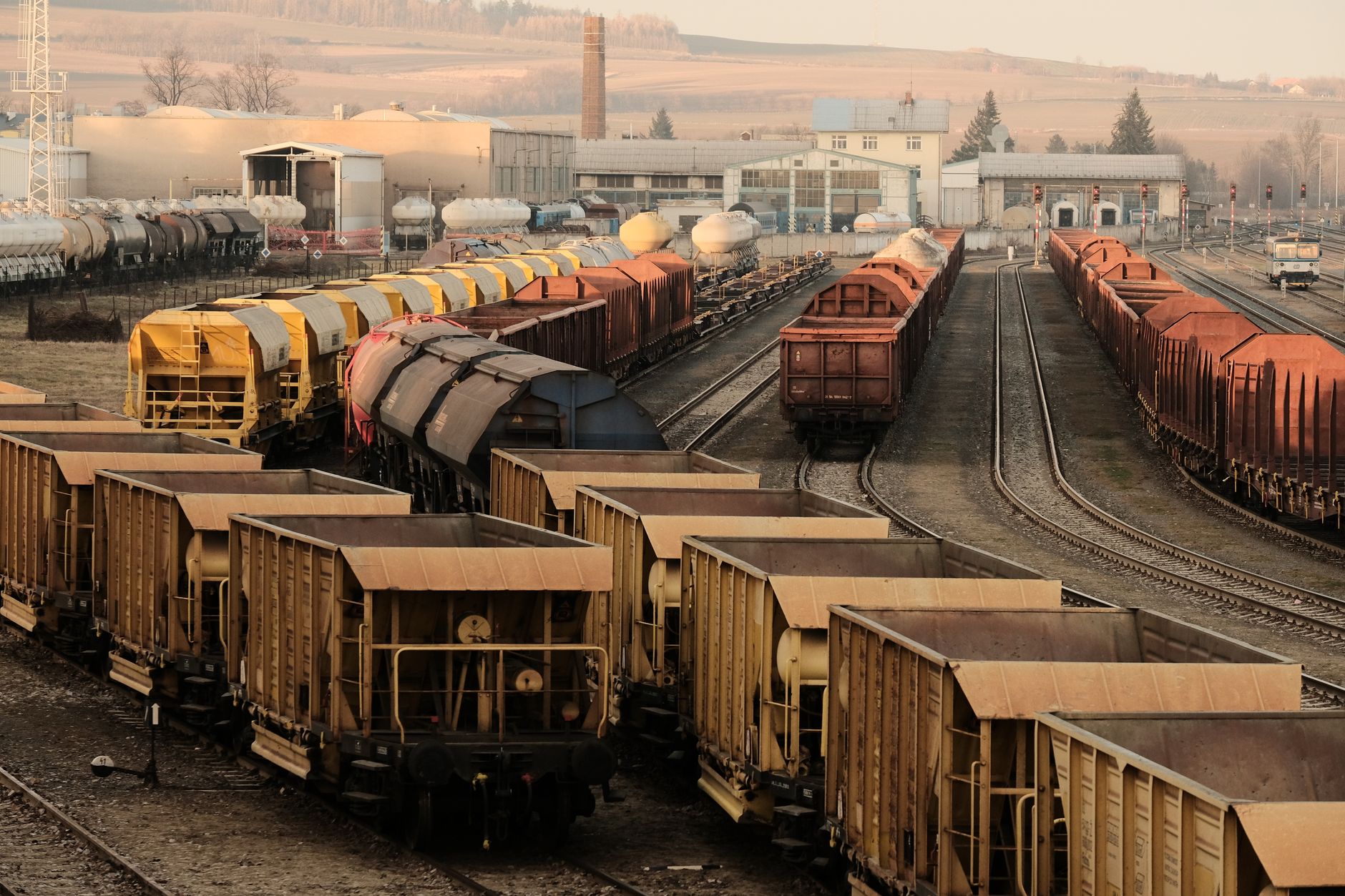 Train derailment sends 11 freight cars into Priddis Slough in southwest Calgary
