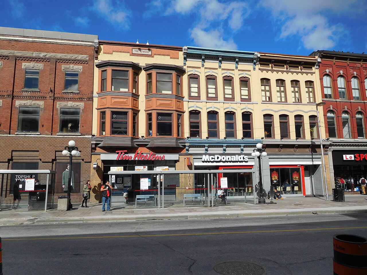 Woman stabbed in head area on Rideau Street found by paramedics Tuesday