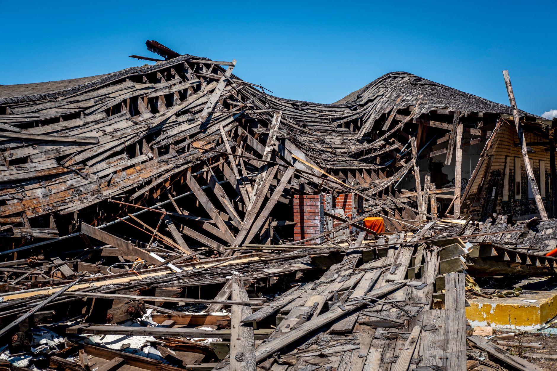 Part of 137th Avenue collapses over Horseshoe Creek in northwestern Edmonton