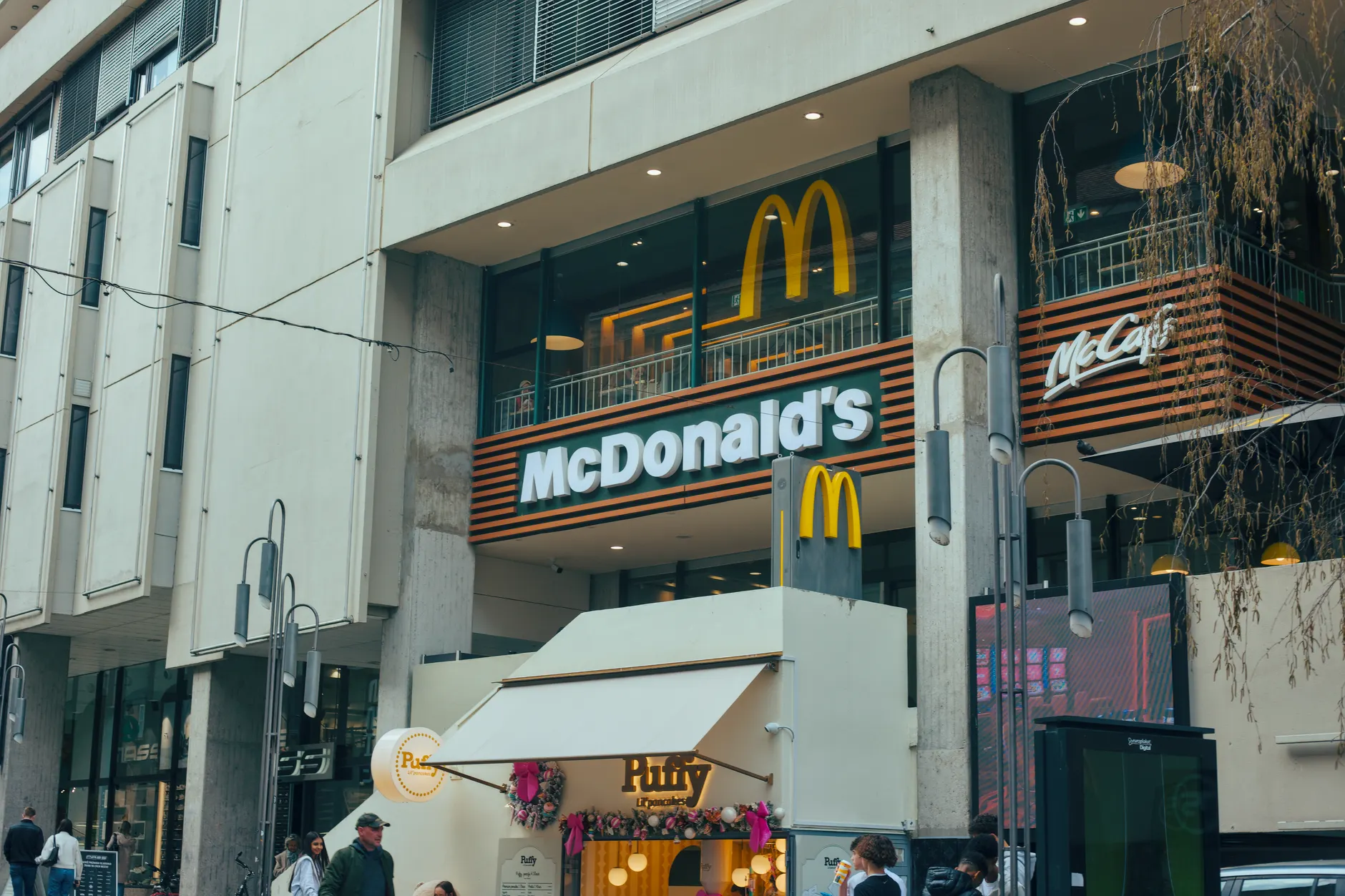 Good Samaritan wrestled knife from suspect during North Vancouver McDonald's hostage crisis