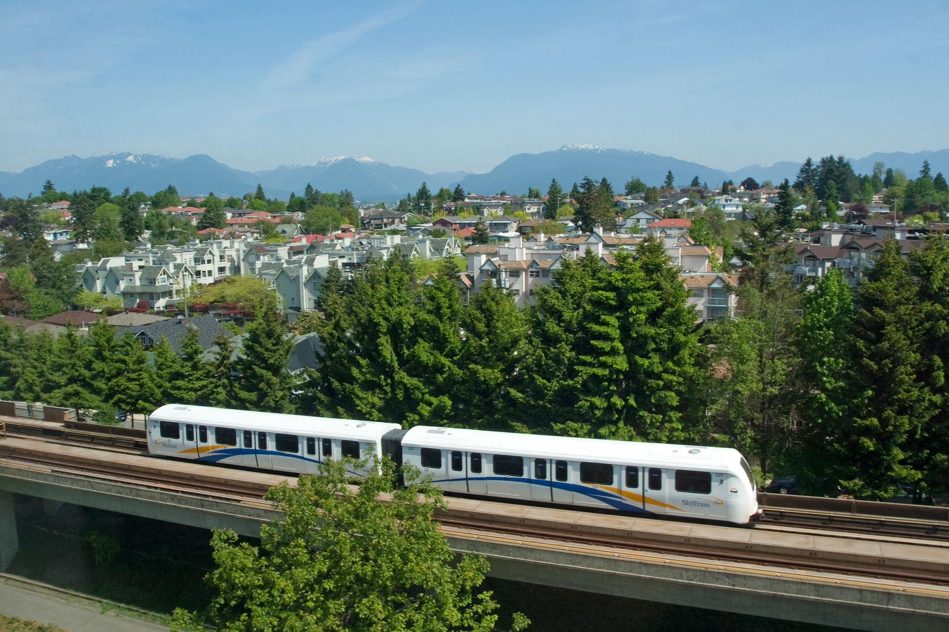 Chilliwack teen arrested at Edmonds SkyTrain with replica firearm and knife