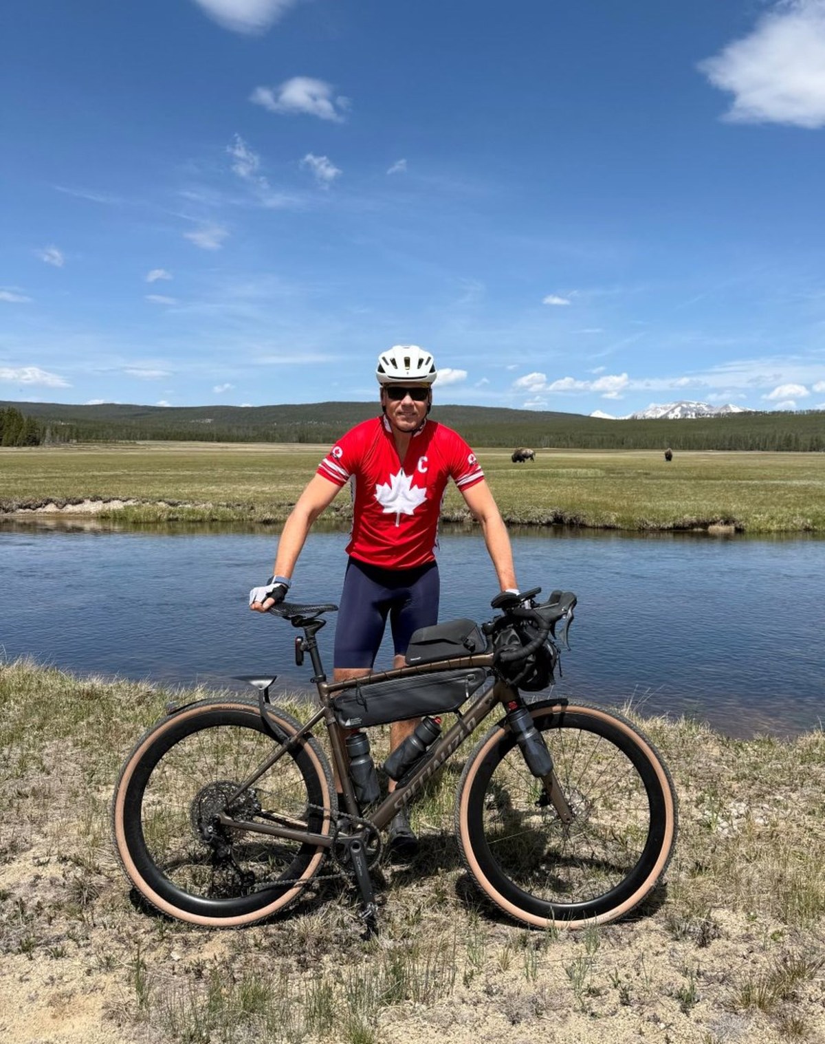 Couple cycles Canada for Kids Help Phone
