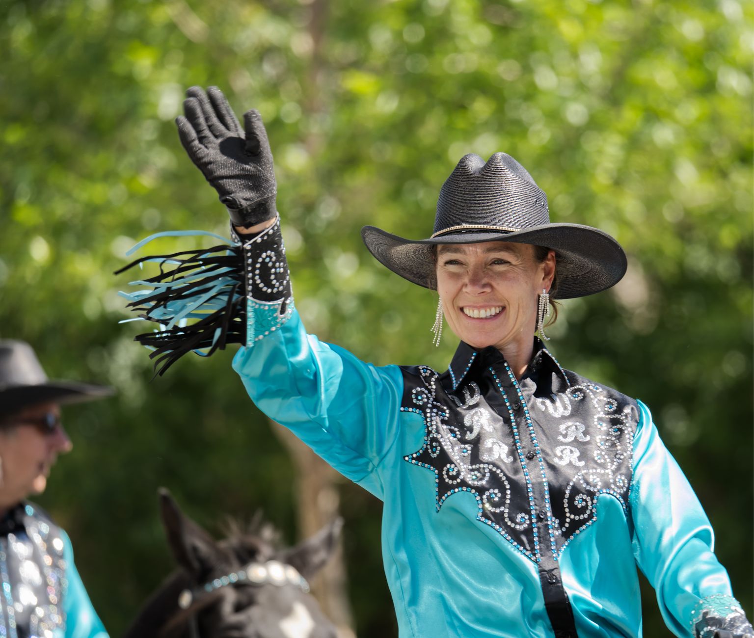 Premier Smith rides Calgary Stampede parade to mixed crowd reactions on separation debate