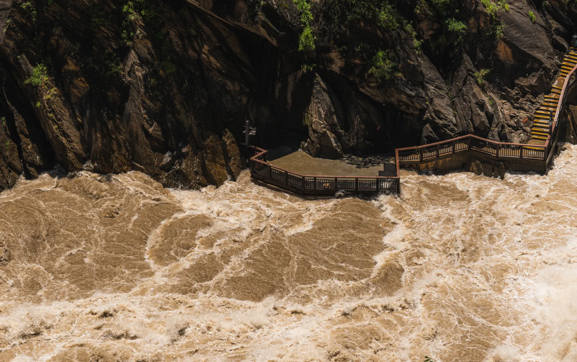 Family of Canadians missing in Nepal floods desperate for news as death toll climbs