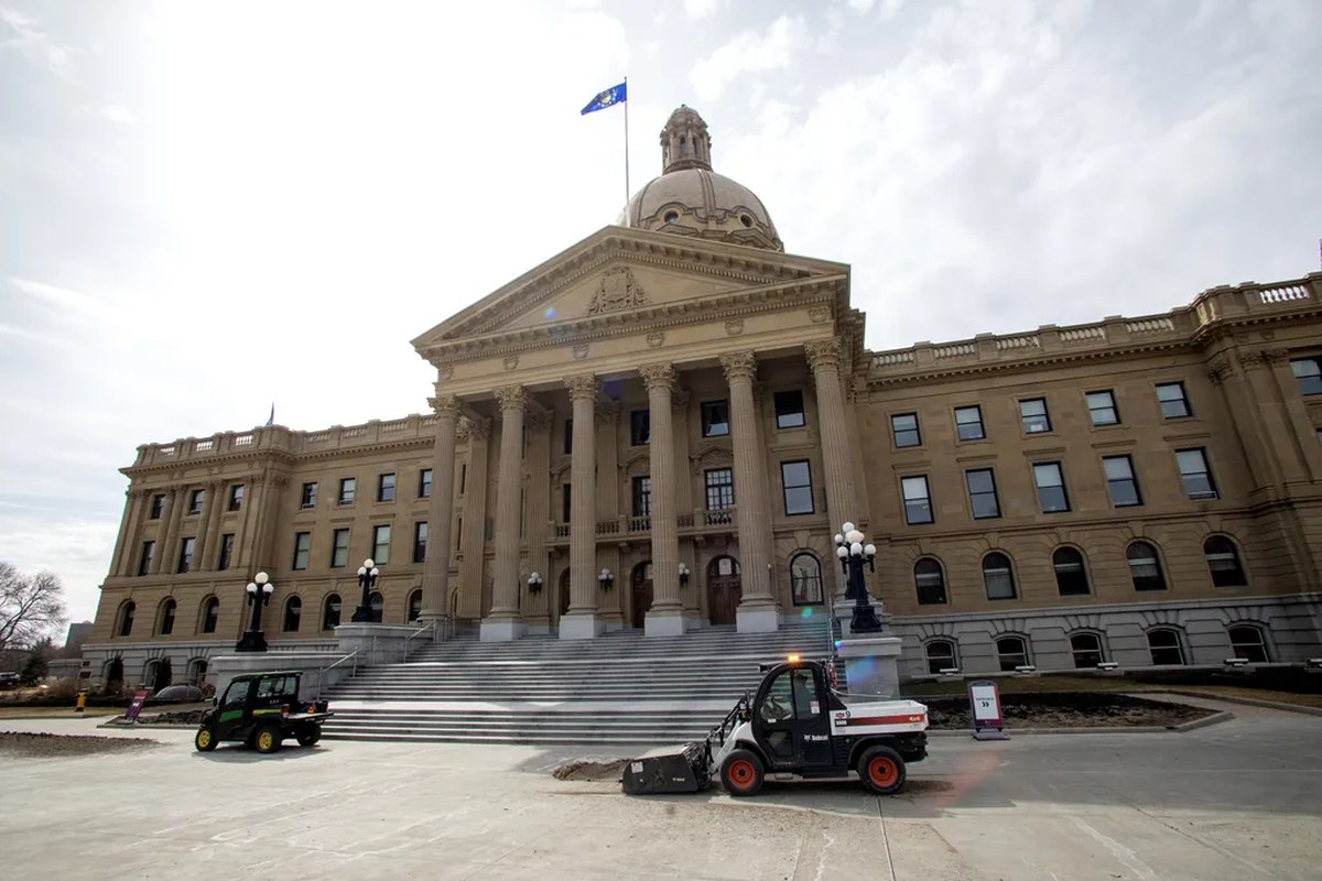 Alberta public service managers received 12.6% pay raise in December