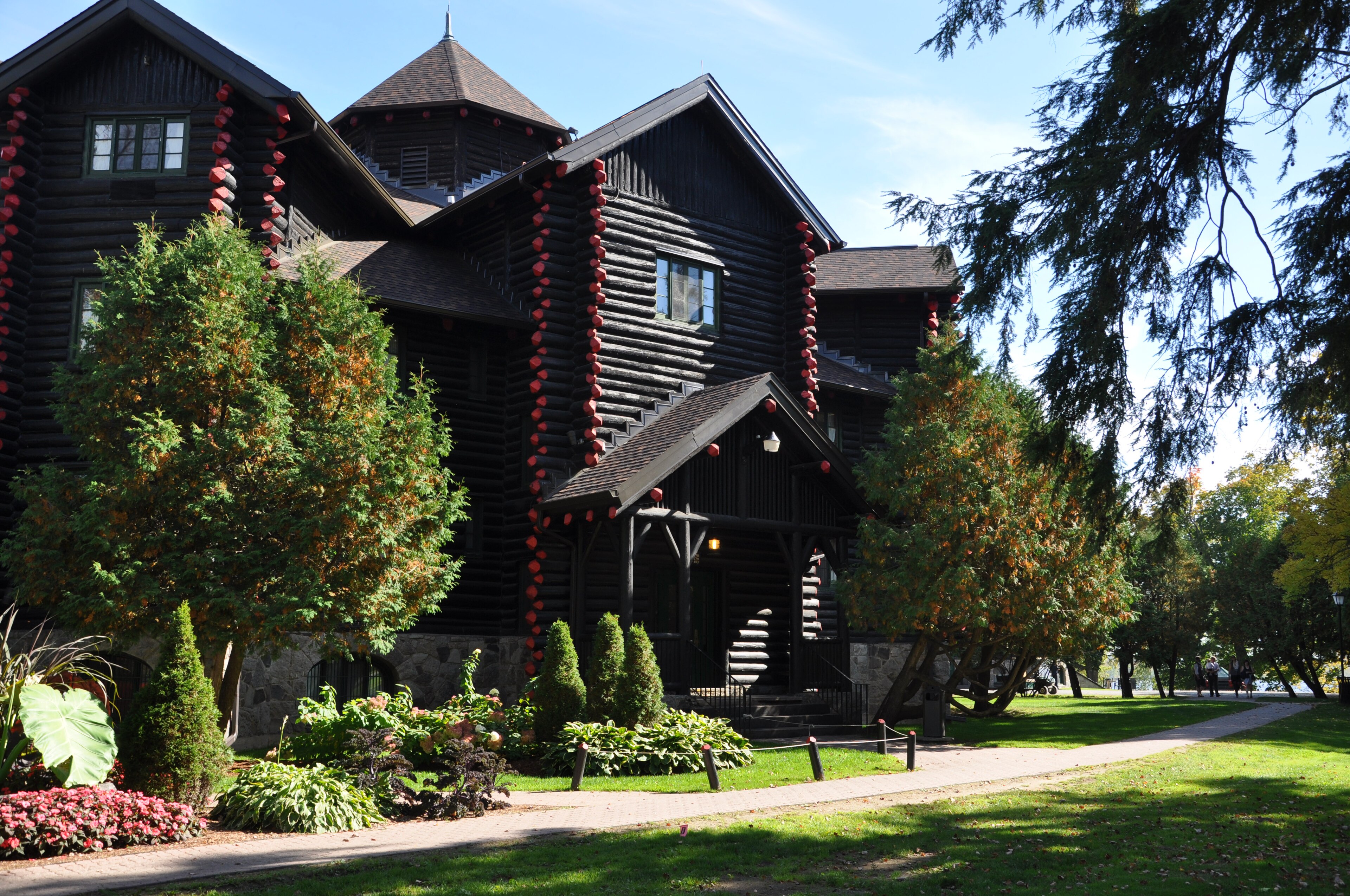 Andlauer-backed group loses Château Montebello bid to international hotel operator
