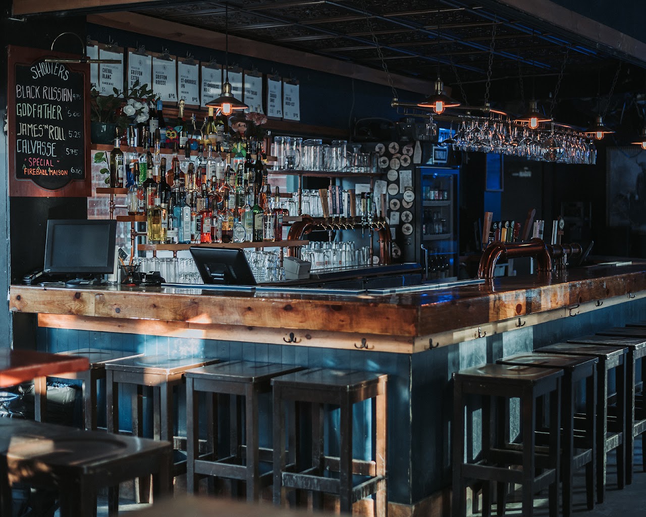 Gatineau's Bar Minotaure Packed 200 Fans for Viral Sensation Angine de Poitrine