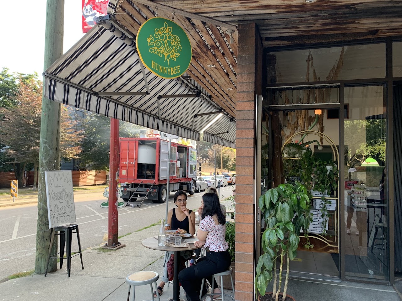 Elijah Wood grabs sourdough pizza in Chinatown
