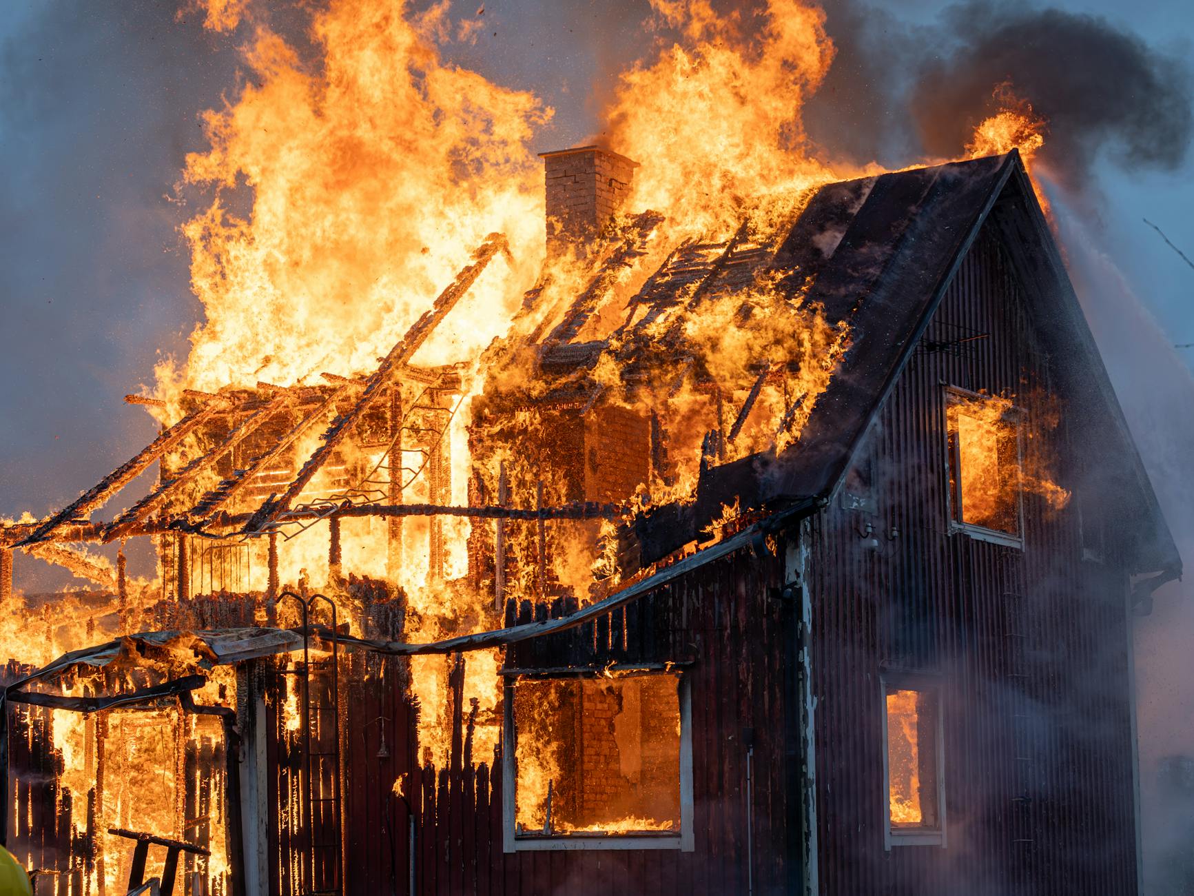 Laval barbershop damaged in suspected arson; woman arrested