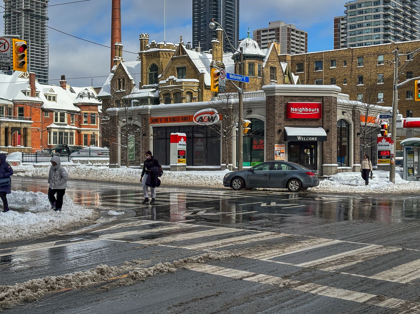 Toronto council approves scramble intersection at Yonge and Eglinton