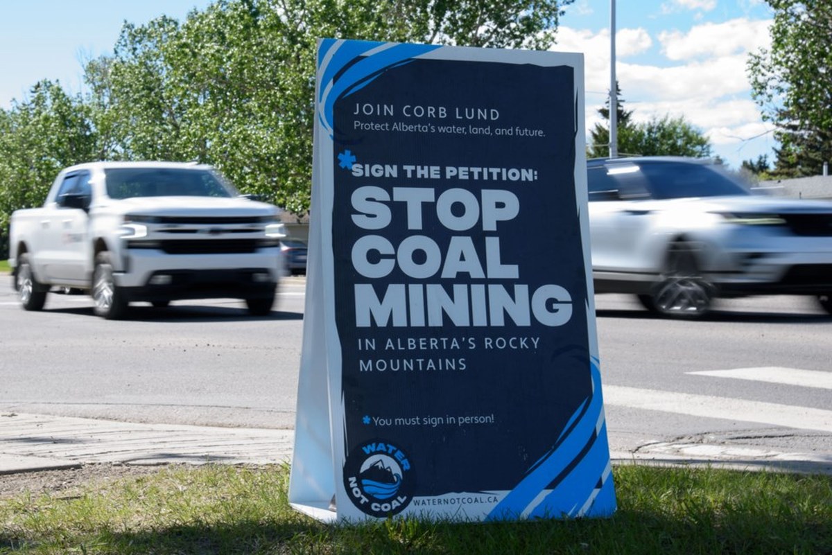 Corb Lund rallies coal petition supporters in Okotoks