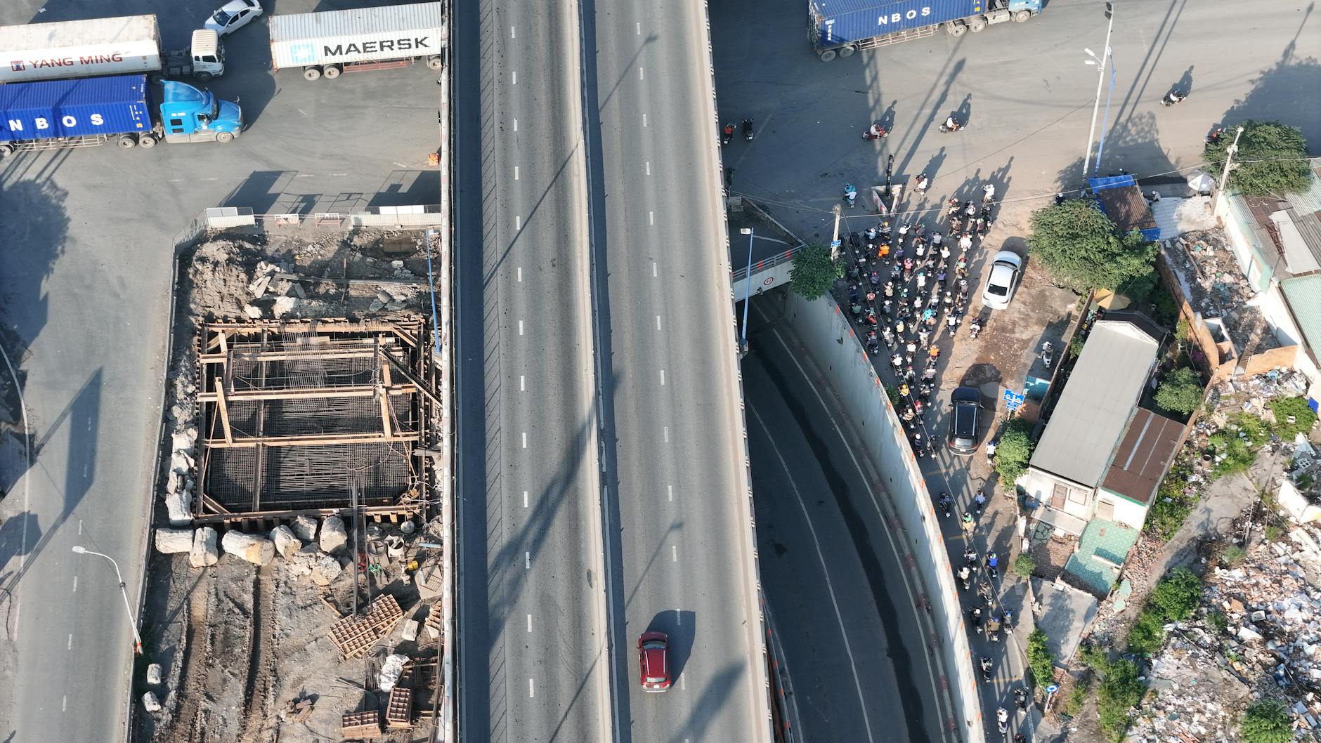 Truck crashes into King Street bridge, snarling downtown streetcars
