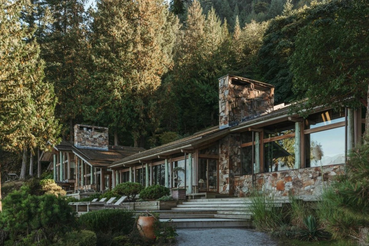 Bowen Island mansion drops $13M asking price in decade-long market slide