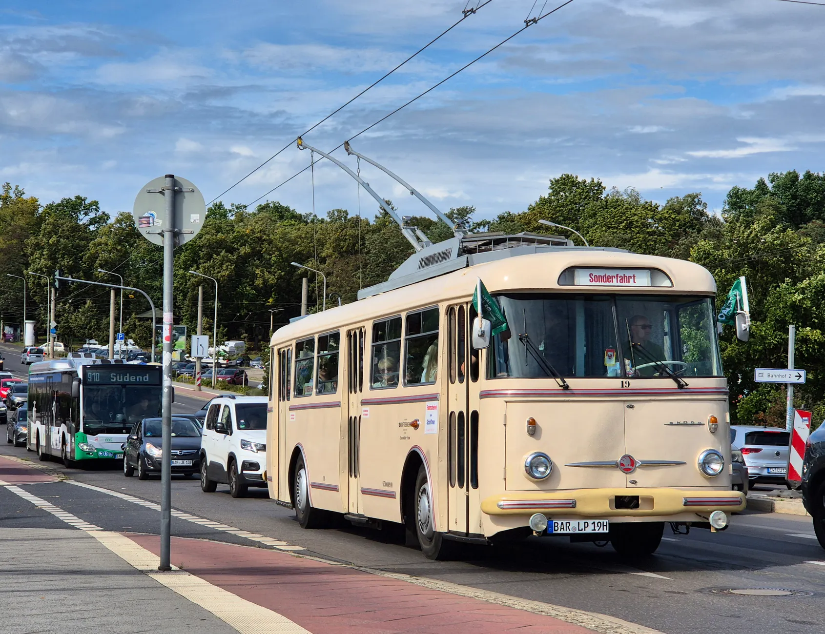 TransLink's new trolleybus arrives with air conditioning and 20-kilometre off-wire range