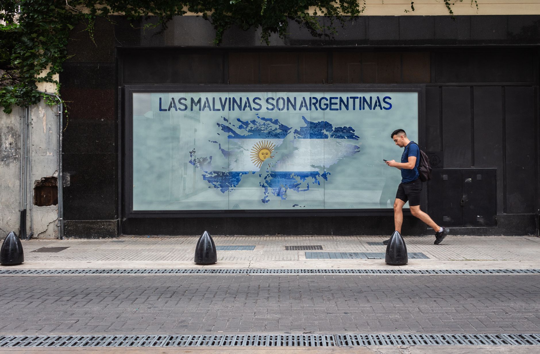 UK urges FIFA to investigate Argentina over Falklands banner at World Cup