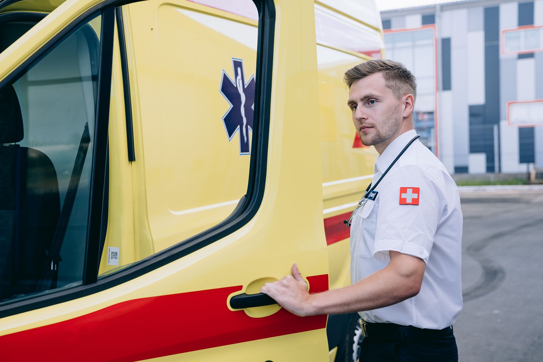 Paramedics refuse overtime in 7 Quebec regions starting Tuesday