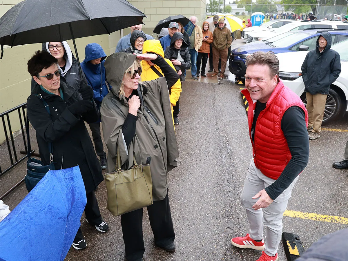 Hundreds queue in rain for Forever Canadian lawn signs