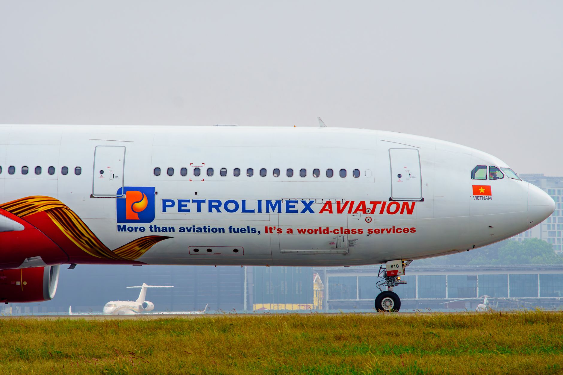 Airlines cutting fuel surcharges as crude oil prices fall