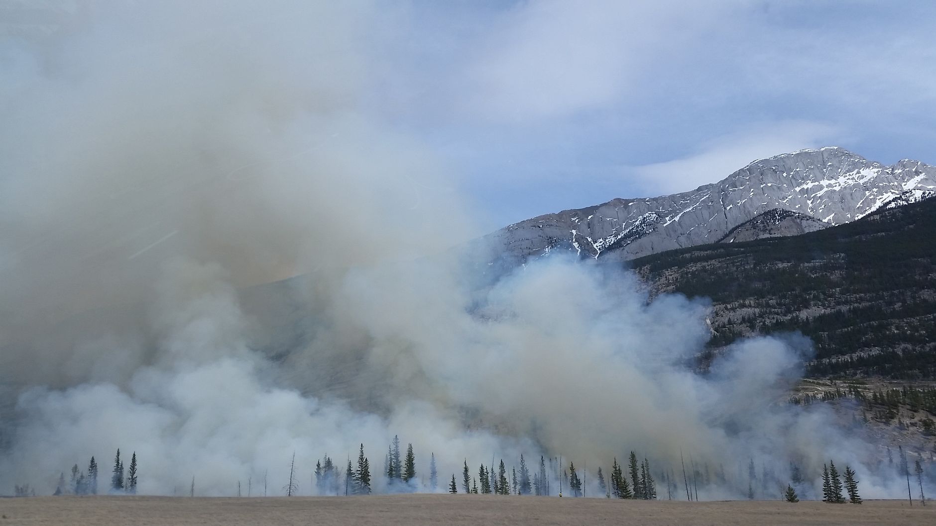 Wildfire smoke drifts into Alberta, triggers air quality warnings across the province
