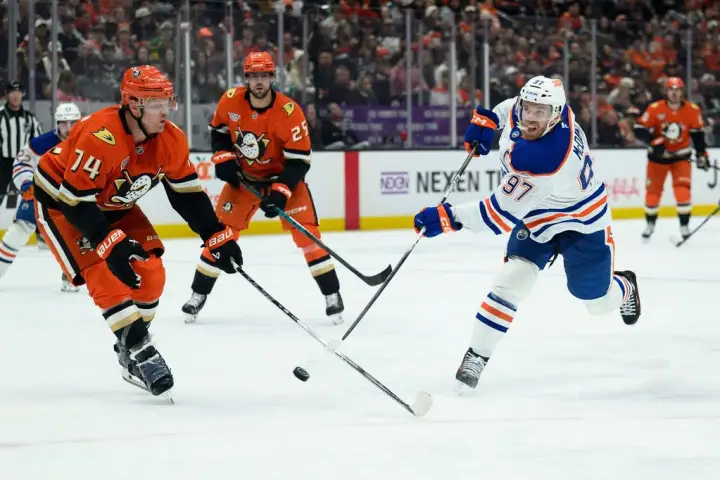 Connor McDavid ties Gretzky with fifth Lindsay Award