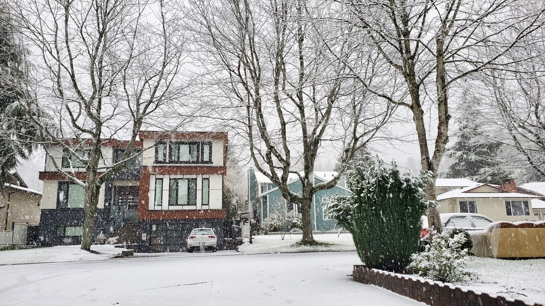 One dead in Coquitlam house fire on Roderick Avenue
