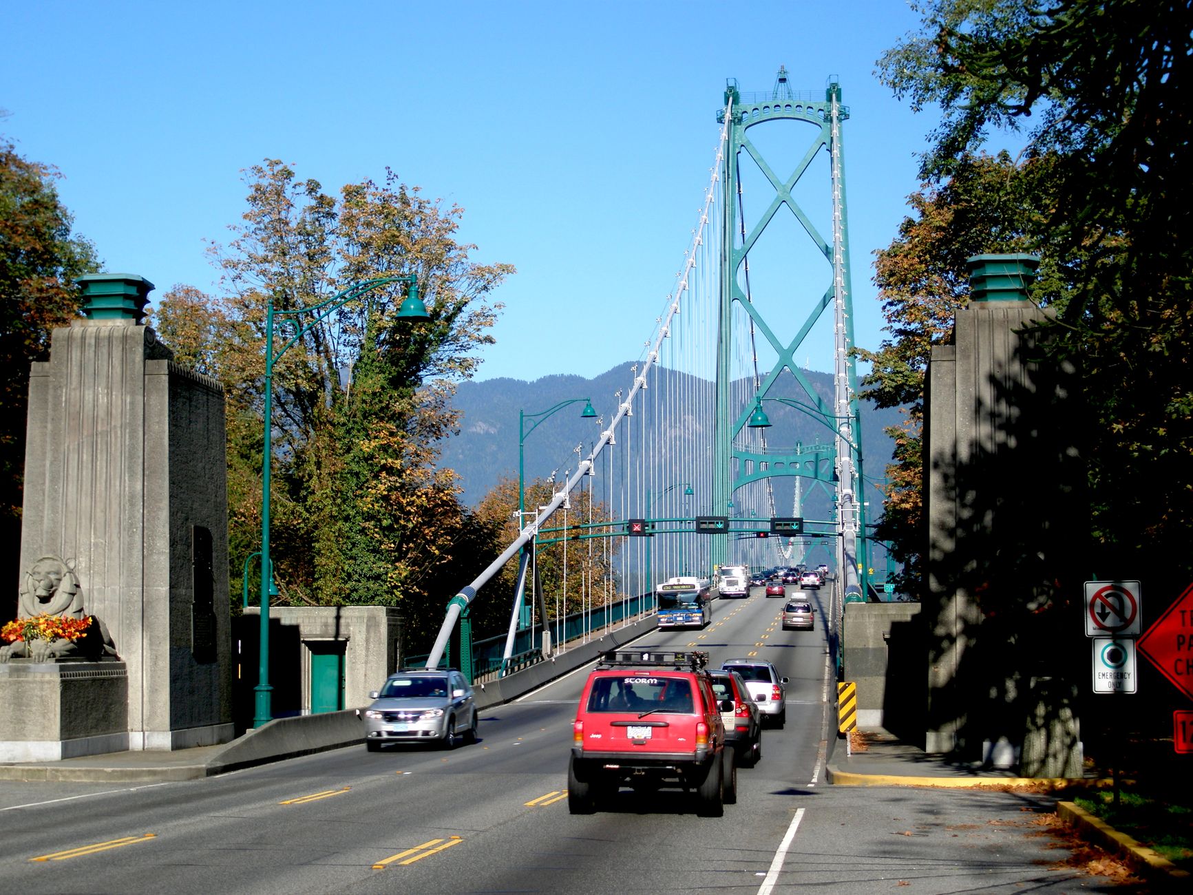 Lions Gate Bridge closed Sunday afternoon due to police incident in West Vancouver
