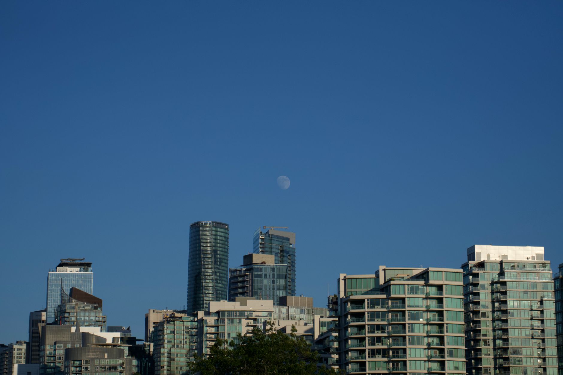 Clear skies and full nights—Thursday's got music and mayhem on the 401